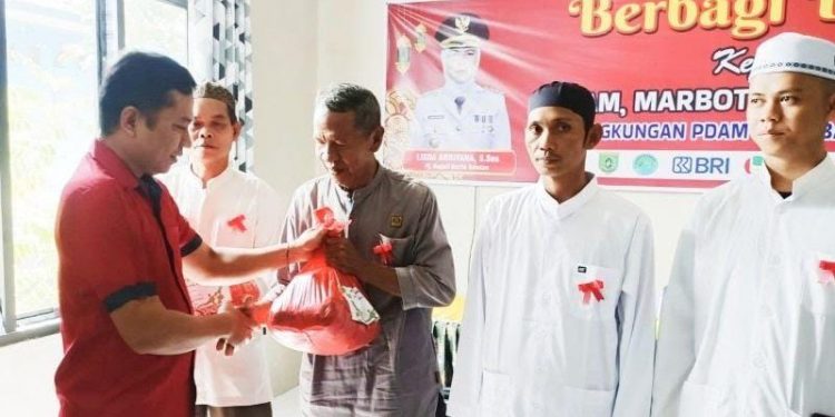 PDAM Tirta Barito Kabupaten Barsel Bagikan 200 Paket Sembako ke Warga