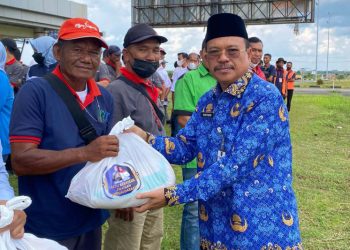 Sekda Kalteng Berbagi Berkah dengan Petugas Bandara Tjilik Riwut