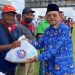 Sekda Kalteng Berbagi Berkah dengan Petugas Bandara Tjilik Riwut