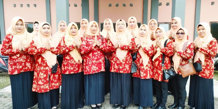 Di Ramadhan, Persatuan Dharma Wanita Distrik Navigasi Isi Waktu dengan Bakti Sosial