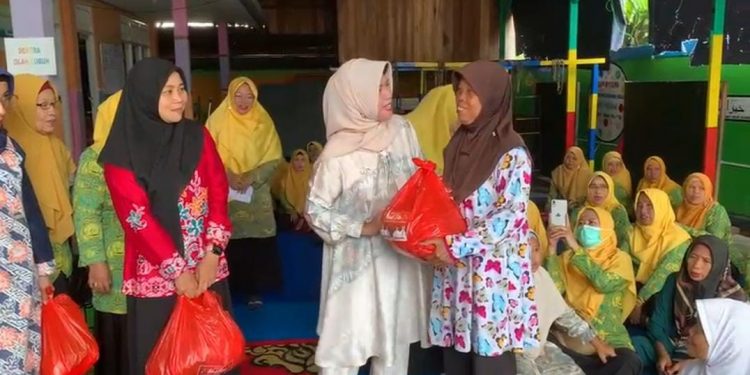 Pengajian Al Hidayah Barsel Berbagi dengan Kaum Dhuafa