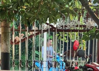 Sambil Bonceng Anak, Bapak Mainin “Burung” di Depan Cewek-cewek