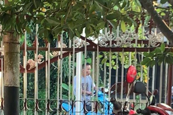 Sambil Bonceng Anak, Bapak Mainin “Burung” di Depan Cewek-cewek