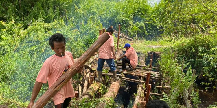Mak Ganjar Adakan Bakti Sosial dan Perbaiki Jembatan di Palangka Raya