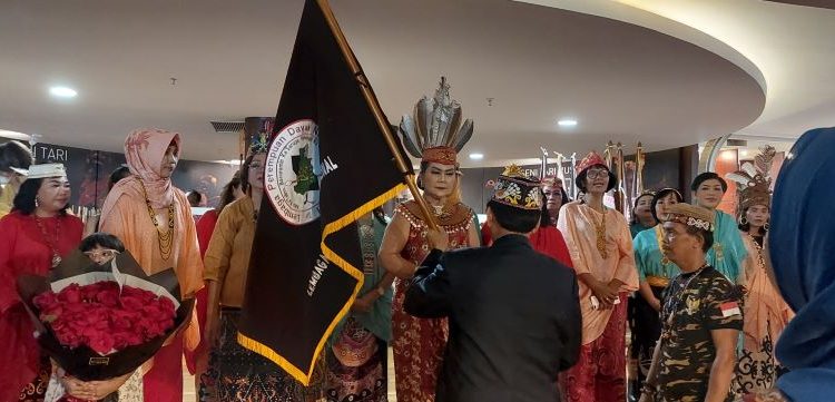 Nyelong Simon Dipercaya Pimpin Lembaga Perempuan Dayak Nasional