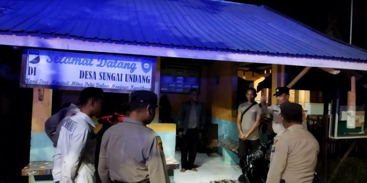 Tingkatkan Kewaspadaan Tim Patroli Polres Seruyan Sambangi Pos FKPM Desa Sungai Undang