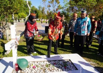 Pemprov. Kalteng Laksanakan Upacara Ziarah dan Tabur Bunga di Taman Makam Pahlawan
