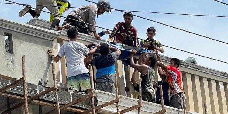 Respon Cepat, Relawan Fatmawati Evakuasi Korban Kesetrum Listrik