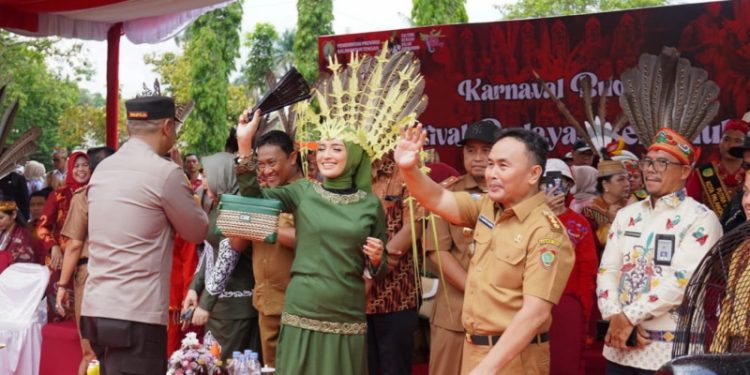 Gubernur Kalteng H. Sugianto Sabran Lepas Peserta Karnaval Budaya FBIM 2023