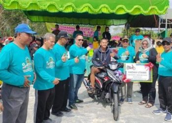 Wabup Mura Serahkan Satu Unit Sepeda Motor Doorprize Jalan Sehat