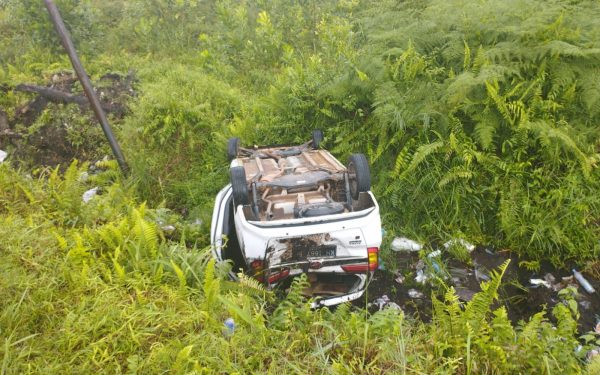Jalan Licin, Mobil Avanza Terbalik di Kalampangan