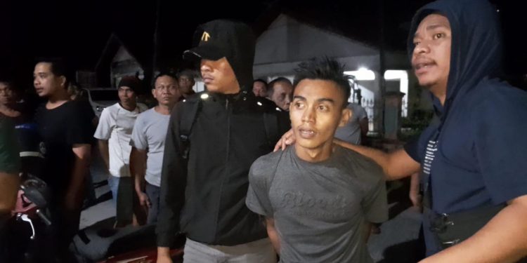 Mengamuk Dan Mengaku Aparat Pria Bersenpi Tunduk Digulung Tim Macan Kalteng