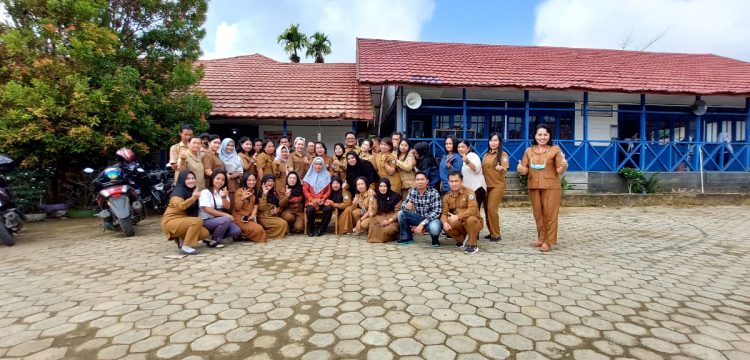 Acara Perpisahan Guru Purnatugas SMPN 1 Murung Berjalan Penuh Haru