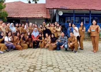 Acara Perpisahan Guru Purnatugas SMPN 1 Murung Berjalan Penuh Haru