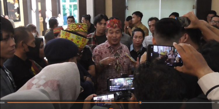 Puluhan Masyarakat Dayak Protes Pelantikan Pj Bupati Barsel dan Bupati Kobar