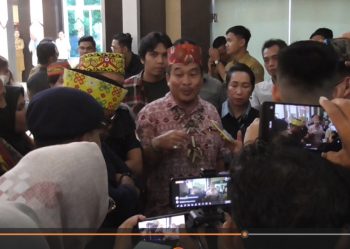 Puluhan Masyarakat Dayak Protes Pelantikan Pj Bupati Barsel dan Bupati Kobar