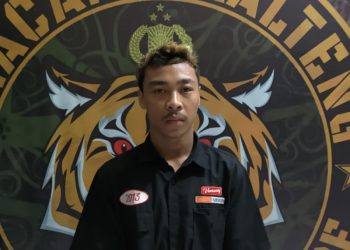 Pria Berambut Pirang Gasak Handphone, Modusnya Pura-pura Beli