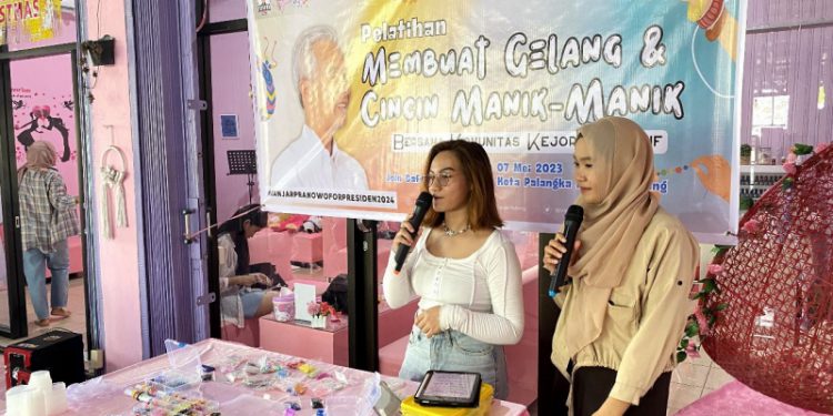 Sukarelawan Ganjar Gelar Pelatihan Membuat Gelang Bareng Komunitas Kejora Kreatif di Kalteng