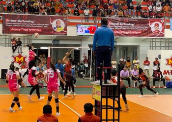 Penonton Antusias Saksikan Pertandingan Bola Volly Gubernur Cup 2023