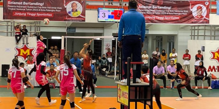 Penonton Antusias Saksikan Pertandingan Bola Volly Gubernur Cup 2023