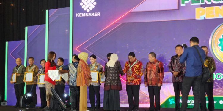 Dipandang Berhasil, Gubernur Kalteng Terima Penghargaan K3