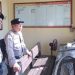 Piket Jaga Tahanan Polres Seruyan Cek Kondisi Ruang Tahanan Melalui CCTV