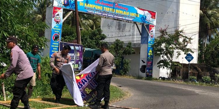 Satbinmas Polres Seruyan Melaksanakan Pemasangan Spanduk Stop Karhutla