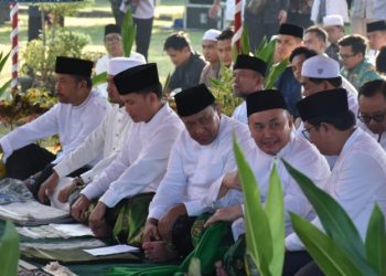 Gubernur dan Wagub Sholat Idul Adha Bersama Masyarakat Kalteng