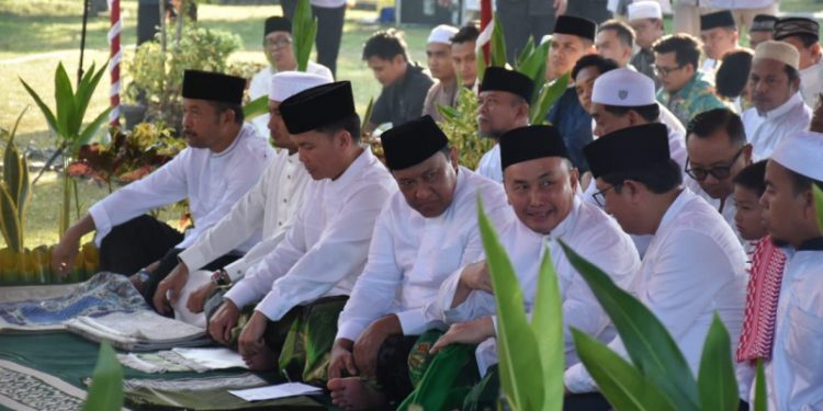 Gubernur dan Wagub Sholat Idul Adha Bersama Masyarakat Kalteng