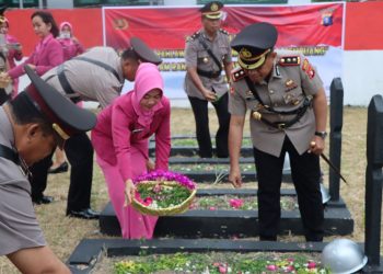 Jelang HUT Bhayangkara, Ziarah dan Tabur Bunga di TMP Pasir Kencana Kuala Pembuang