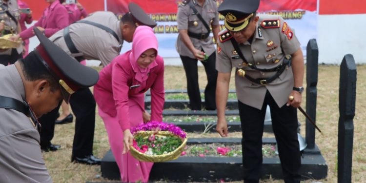 Jelang HUT Bhayangkara, Ziarah dan Tabur Bunga di TMP Pasir Kencana Kuala Pembuang