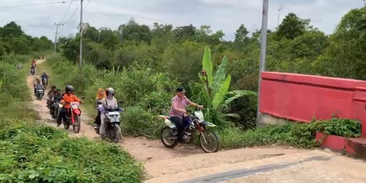 Pj Bupati Barsel Tinjau Jalan Menuju Desa Talio dan Fasilitas Pendidikan