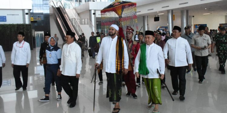 Gubernur H. Sugianto Sabran Sambut Kedatangan Habib Syech