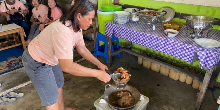 Mak Ganjar Gelar Pelatihan Memasak Sayur Asem Khas Dayak