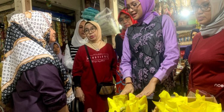 Ketua TP-PKK Kalteng Ivo Sugianto Sabran Cek Harga Bahan Pokok di Sampit