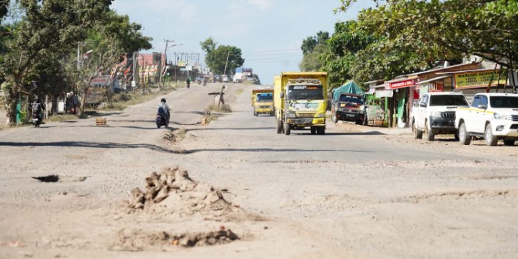 Rusak Parah! Jalan Nasional di Pangkalan Banteng Ditanami Pohon Pisang dan Sawit
