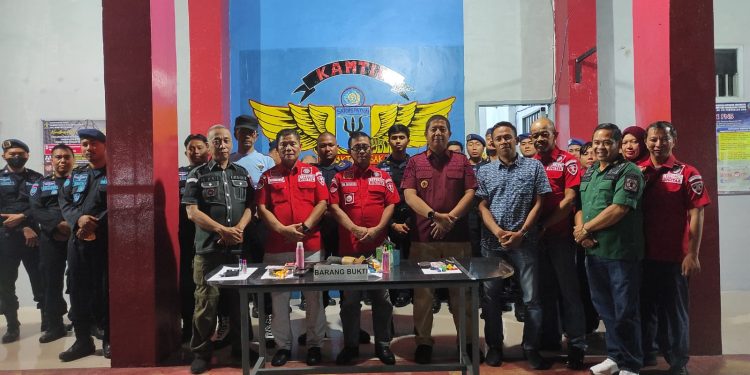 Kadivpas Bersama Tim Lakukan Razia Dadakan di Kamar Hunian Lapas Pangkalan Bun 