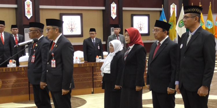 Wagub H. Edy Pratowo Mengambil Sumpah dan Lantik Pejabat Pimpinan Tinggi Pratama serta Kepala Sekolah di Lingkungan Pemprov Kalteng