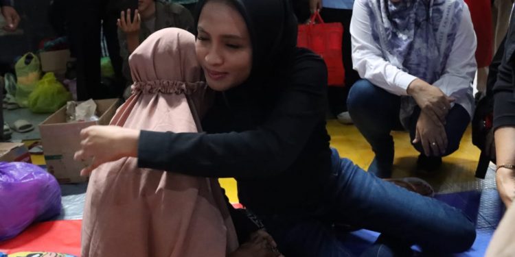 Ivo Sugianto Sabran Serahkan Bantuan Logistik Kepada Korban Kebakaran di Flamboyan Bawah