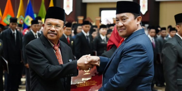Wagub H. Edy Pratowo Sematkan Tanda Kehormatan Satyalancana Karya Satya PNS Lingkup Pemprov. Kalteng