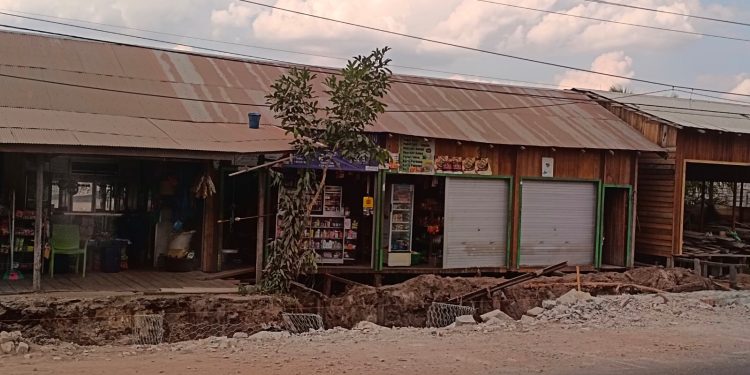 Warga Tumbang Nusa Protes Pembuatan Proyek Bronjong