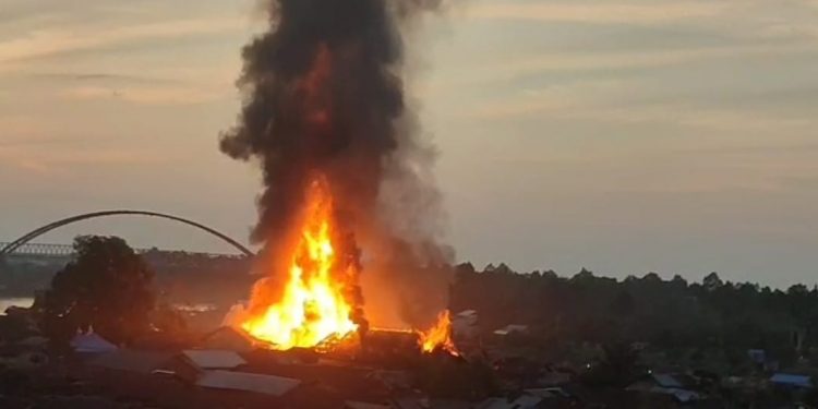 Puluhan Rumah Warga Flamboyan Bawah Palangka Raya Terbakar