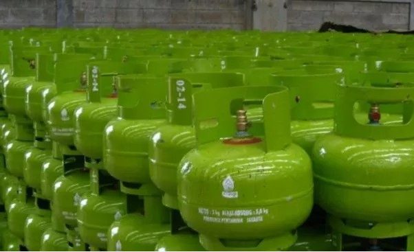 Warga Muara Teweh Antri Gas LPG 3 Kilogram