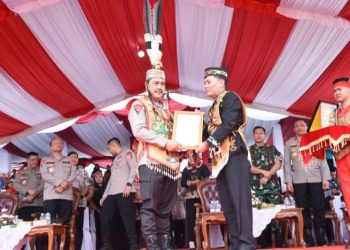 Wakapolri Terima Penganugerahan Warga Kehormatan Adat Dayak Kalteng