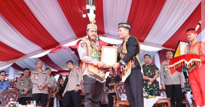 Wakapolri Terima Penganugerahan Warga Kehormatan Adat Dayak Kalteng