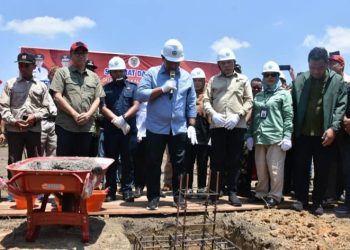 Wagub Letakan Batu Pertama Pembangunan Pabrik Pakan di Parenggean-Kotim