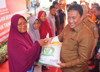 Wakil Gubernur Edy Pratowo Lepas Penyaluran Bantuan Pangan Beras