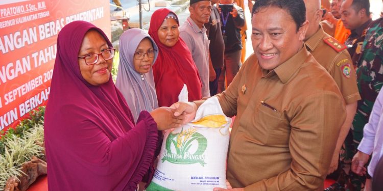 Wakil Gubernur Edy Pratowo Lepas Penyaluran Bantuan Pangan Beras