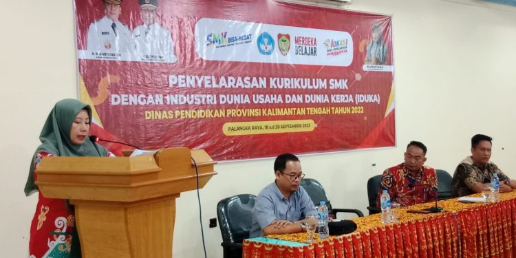 Plt. Kadisdik Hadiri Kegiatan Penyelarasan Kurikulum SMK