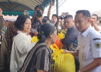 Wali Kota Fairid Nafarin Serahkan Bantuan Logistik Korban Kebakaran Mendawai